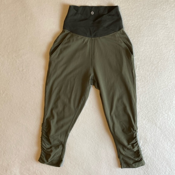 Lululemon SunSalutation Fold Down Waistband. Relaxed Fit. 7/8 Ruched Legs. Sz. 2 - Picture 4 of 16